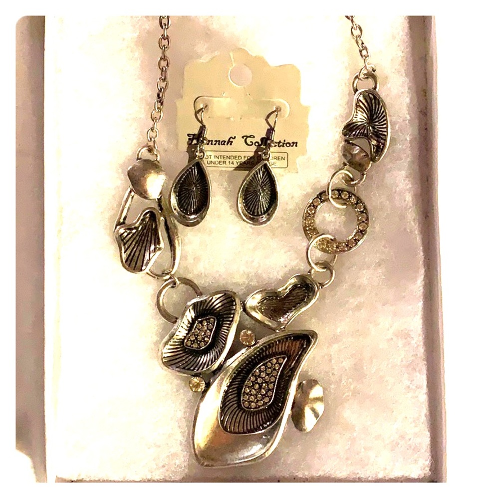 Necklace and earring set
